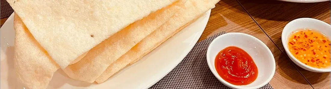 Bánh phồng tôm dọn cùng món gỏi và nước chấm